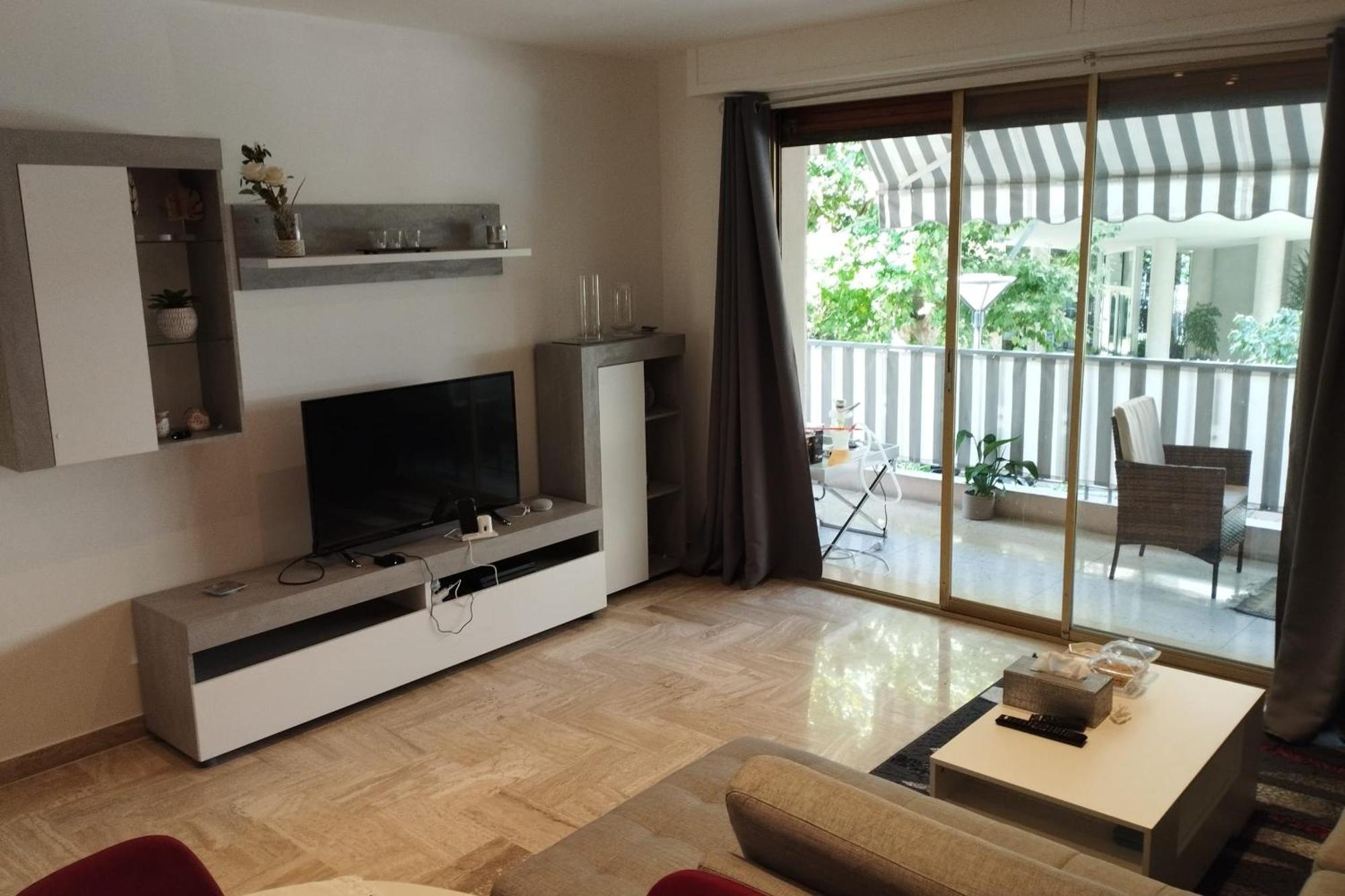 Air-conditioned Of 90 M2 Only 200 Meters Away From The Croisette Appartement *